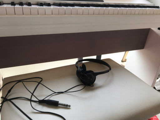 美品お洒落白電子ピアノ、イス、ヘッドホン付き?