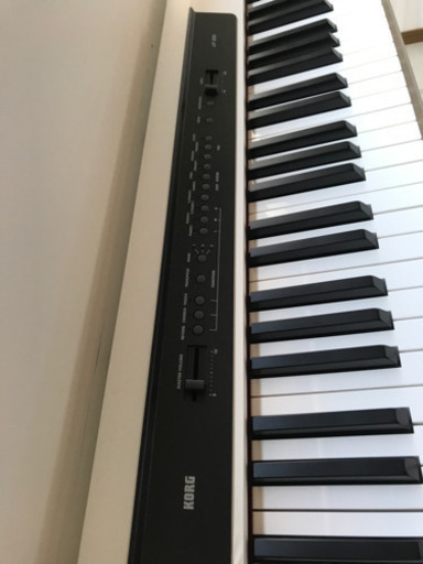 美品お洒落白電子ピアノ、イス、ヘッドホン付き?