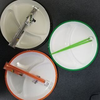 樹脂製の皿とユニフレームのカラ箸