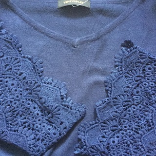 Vネック春ニット◆紺色、袖レース、未使用タグ付き、トップスの画像