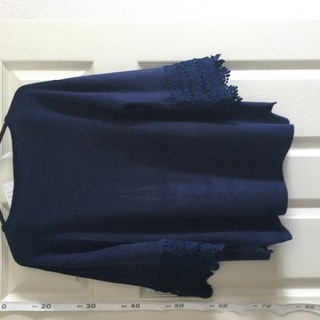 Vネック春ニット◆紺色、袖レース、未使用タグ付き、トップスの画像