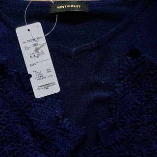 Vネック春ニット◆紺色、袖レース、未使用タグ付き、トップスの画像