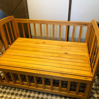 シンプルなベビーベッド