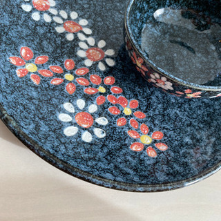 花柄のお皿と小皿の画像