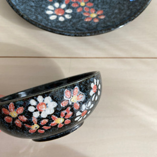 花柄のお皿と小皿の画像