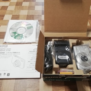 【取引中】デジカメ(動作確認済) FUJIFILM FINEPIX JX200 (シルバー色・SDメモリ４GB付）の画像