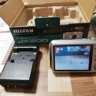 【取引中】デジカメ(動作確認済) FUJIFILM FINEPIX JX200 (シルバー色・SDメモリ４GB付）の画像