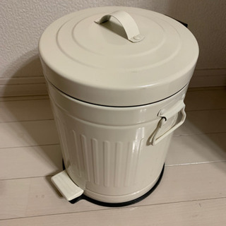ニトリの蓋つきゴミ箱　3L オフホワイト