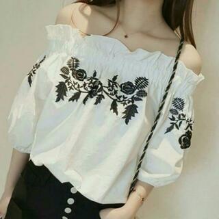 オフショルダー トップス 白の画像