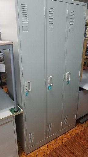 美品　３人用ロッカー