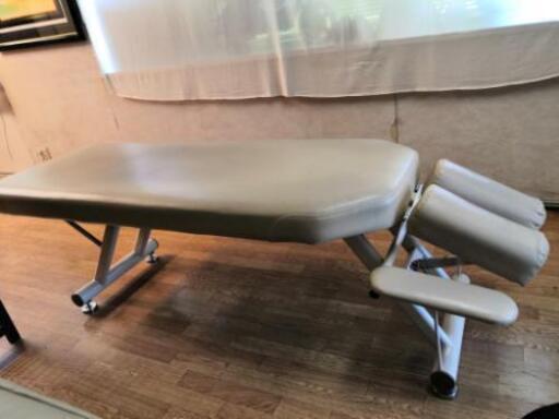 上肢台付きマッサージベッド