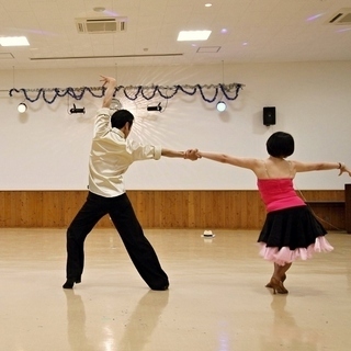 カジュアルなラテンダンス、サルサやバチャータを踊ろう！