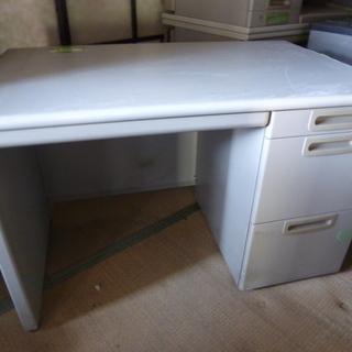 中古事務机を格安でお譲りします(3台セット・1台当り半額になりました)