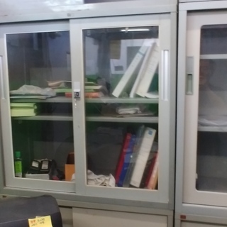 値下げ。家具廃業格安展示備品・中古スチール書庫・収納庫3点セット　ガラス書庫、引戸書庫、上置き中古（少し汚れ）3点　ｗ８８ｄ４０ｈ２１６ｃｍ、引戸、グレー、一部鍵無し、。他にロッカー・物置・デスク・チェアー・展示棚・パーテイション等多数有ります。