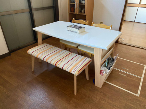 使用感ありなテーブルセットです