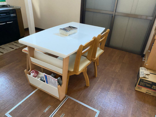 使用感ありなテーブルセットです