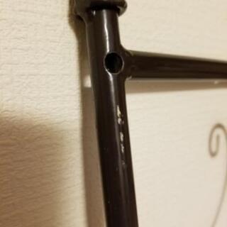 細いデザインスチール棚の画像