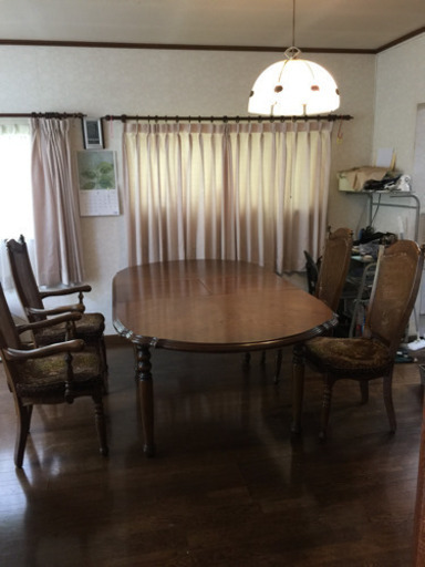 木目の綺麗な伸長式テーブルと椅子6脚