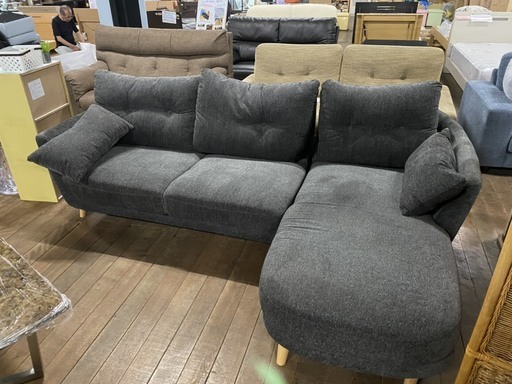 カウチソファー！新品！16万円を39800円で販売します！クッションボタンが1つ取れてるだけです！使用上問題なしです！
