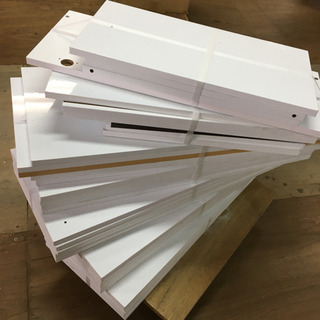 板入荷！ハイグロスホワイトの艶のある棚板1束500円で！他にもタ...
