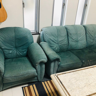 大理石テーブル　アンティーク風と高級ソファーの画像