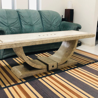 大理石テーブル　アンティーク風と高級ソファーの画像