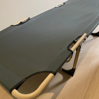 キャンプ簡易ベッドの画像