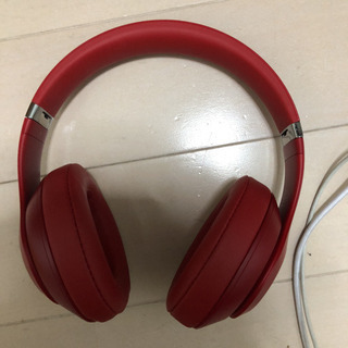 Beatsのワイヤレスヘッドホンの画像
