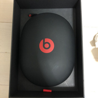 Beatsのワイヤレスヘッドホンの画像
