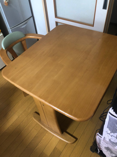 テーブルと回転椅子セット