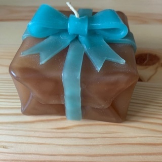 プレゼントの形のキャンドルの画像