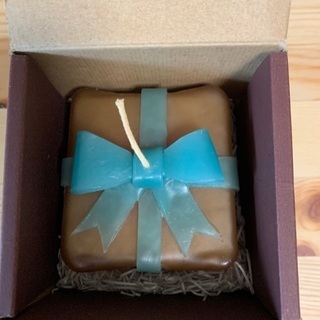 プレゼントの形のキャンドルの画像