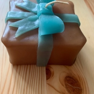 プレゼントの形のキャンドルの画像