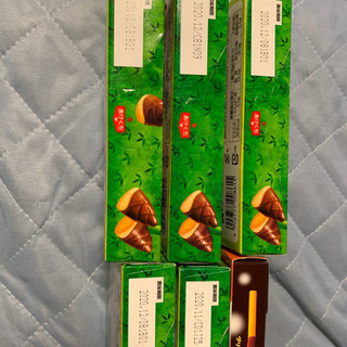 たけのこの里とポッキー  相談中の画像