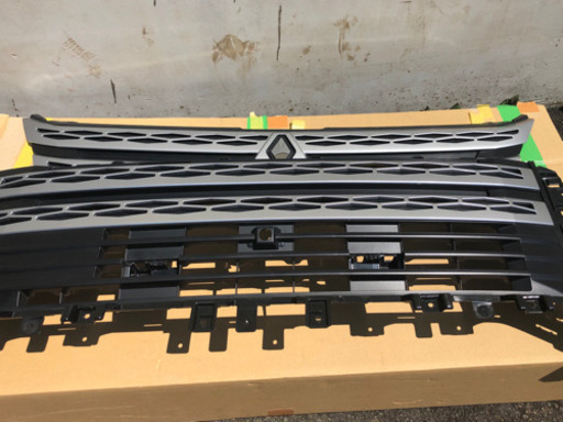 新型デリカd5  フロントグリル　純正品