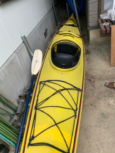 カヌーとオールとハンドポンプとカヤック用のキャリア