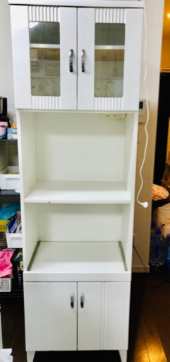 白い食器棚