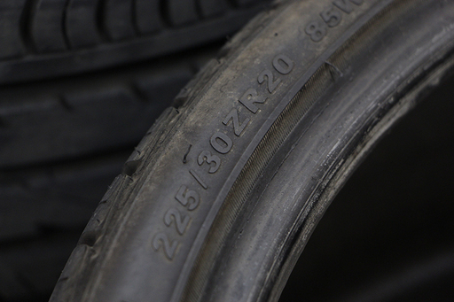 Comforser CF700 225/30ZR20 2016年製 サマー 残溝8.8mm前後(T1488awxY)