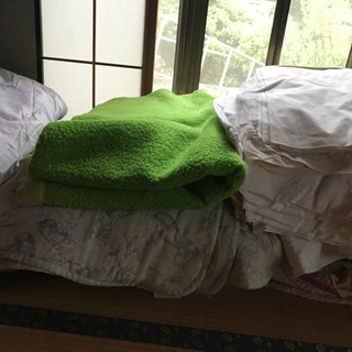 毛布・シーツ・布団カバー・夏掛け・タオルケットなど各種差し上げます。