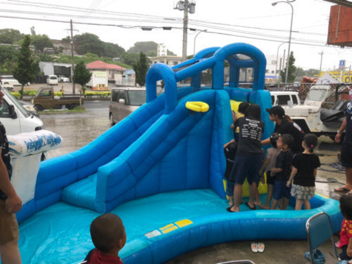 ビニールプール？ウォータースライダー付き