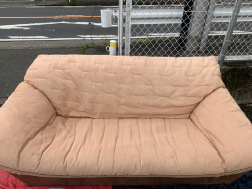 ★海外製 3人がけソファー スウェード 多少シミあり 脚付き★