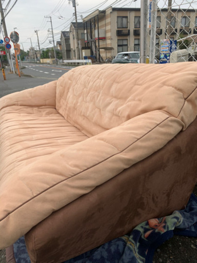 ★海外製 3人がけソファー スウェード 多少シミあり 脚付き★
