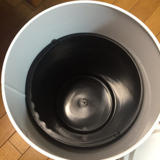 センサーで開閉するゴミ箱の画像