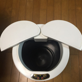 センサーで開閉するゴミ箱の画像