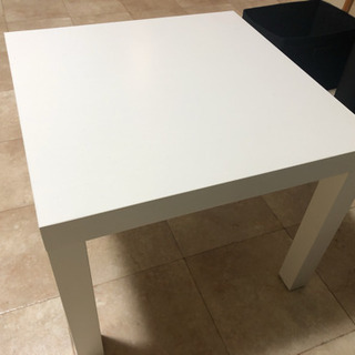 【無料】IKEA白色のローテーブル（コンパクト）の画像