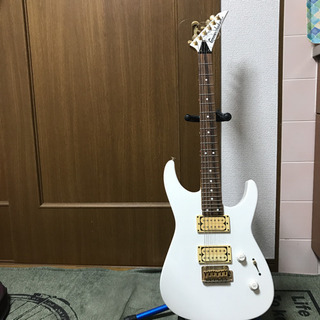 白いエレキギター　スタンド　ケース付きの画像
