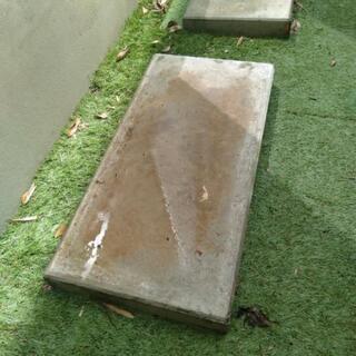 【交渉中】コンクリート平板4枚 30cm×60cmの画像