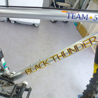 26インチ マウンテンバイク BLACK THUNDER TEAM 5クロスバイク サイズ470 自転車 シマノALTUS の画像