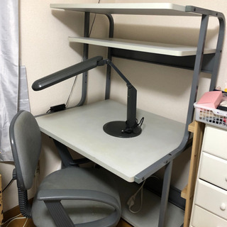 決まりました。　　パソコン机、イス、ライト
