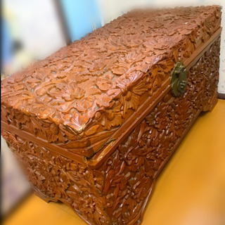 木彫り 総柄 花柄 大きい 宝箱みたいな箱 の画像